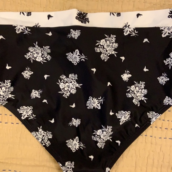 22. Black and White Bikini Bottom - Picture 3 of 9